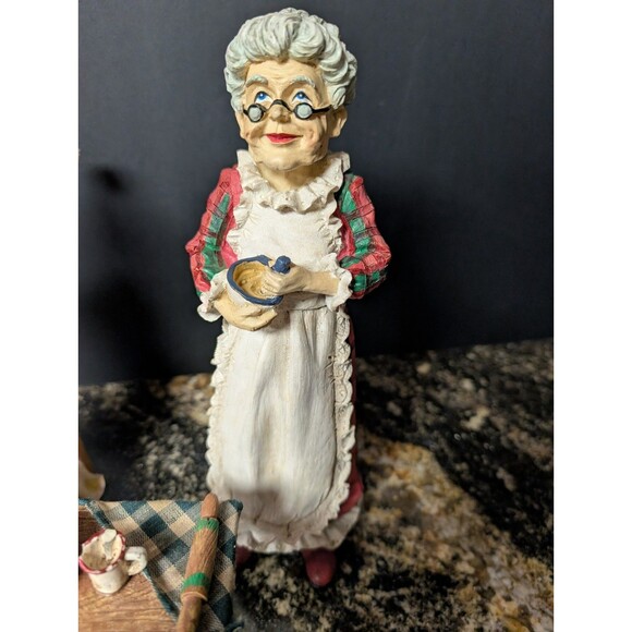 Vintage Santa And Mrs Clause With Table Resin Figurines Christmas Decorations - Picture 4 of 9